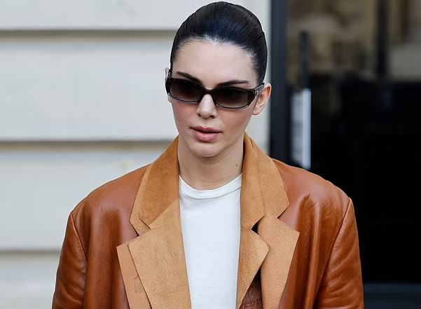 Kendall Jenner merr vëmendjen në Paris