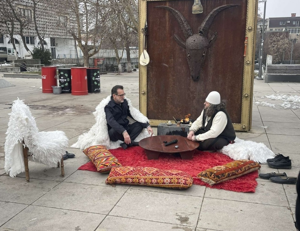 Koalicioni për Familjen presin mysafirë për kafe në “odën” afër Kuvendit