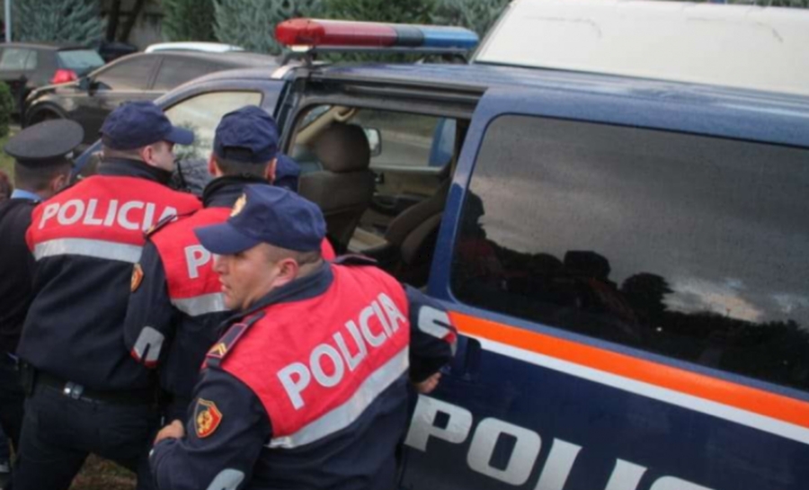 Me kallashnikov dhe 813 fishekë në banesë, arrestohet 59-vjeçari në Shqipëri