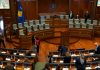 Disa deputetë të VV-së shkojnë në sallë, Kurti ende jo