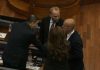 “Shtrëngohen duart”, Haradinaj e Krasniqi konsultohen para nisjes së seancës