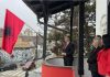 Enkel Rexhepi vendos flamurin kuq e zi në objektin e Këshillit Kombëtar Shqiptarë në Luginë të Preshevës