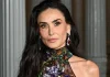 Demi Moore shkëlqen me fustan transparent – elegancë dhe guxim në çdo detaj