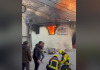 Zjarrfikësit në vendngjarje, pamje të zjarrit në Prizren që i mori jetën një fëmije