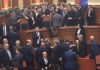 Përplasje fizike, flakadanë, hedhje ujë: Kaos në Kuvendin e Shqipërisë