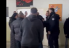Tensione midis qytetarëve në një qendër votimi në Gjilan, Policia ndërhyn
