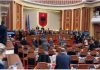 Përplasje të forta në Kuvendin e Shqipërisë, deputetët e opozitës zënë vendet e ministrave (Video)
