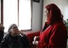 Eliza Hoxha nga “Liria ka Emër” viziton Nënën Ferdonije Qerkezi në Gjakovë