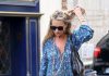 Kate Moss mahnit me fustanin blu rrugëve të Parisit