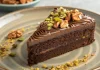 Torta Hyrem me çokollatë, fëstëkë dhe hurma: Ëmbëlsirë mbretërore që shkrihet në gojë