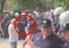 Eskalon sërish protesta në Shqipëri, polici goditet me gur në kokë