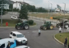 Blegtorët arrijnë me traktorë te VITA, nis përkrahja ndaj fabrikës me qindra punëtorë