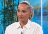 Në mediat serbe dhe ato ruse vazhdon të propagandohet për situatën në Kosovë. Zëdhënsja e ministrisë së Jashtme të Rusisë, Maria Zaharova ditë më parë ka pretenduar se serbët që jetojnë në Kosovë po frikësohen, torturohen e largohen nga shtëpitë e tyre. Ndërsa, një lajm i publikuar së fundmi në portalin ‘Kosovo Online’ ngrit po ashtu të njëjtat pretendime. Por, përballë këtyre deklaratave, një vëzhgim në terren tregon se komuniteti serb vazhdon aktivitetet e përditshme, përfshirë punën, shkollimin dhe bizneset sikurse çdo komunitet tjetër. Njohës të sigurisë thonë se përmes narrativave të tilla serbo-ruse po synohet që të frikësohen serbët e Kosovës, në mënyrë që pastaj të njëjtit të përdoren për tensionim të situatës. Ekspertët ngrejnë shqetësime se Serbia dhe Rusia po synojnë destabilizimin e situatës në Kosovë. “Propaganda agresive e Serbisë kundër Kosovës ka për qëllim mobilizimin e brendshëm, duke përdorur narrativa nxitëse dhe duke synuar ruajtjen e kontrollit mbi komunitetin serb”, tha Arben Fetoshi, drejtor i Institutit për Studime të Luftës Hibride “Octopus”. “Serbia i jep zjarr çdo rasti që ka të bëjë me Policinë e Kosovës dhe përpiqet që, përmes të ashtuquajturës Zyrë për Kosovën, ta prezantojë Policinë e Kosovës, si të themi, si trup kundër serbëve. Kjo është e pasaktë dhe bëhet me qëllime të këqija”, tha Dorajet Imeri, politolog./RTK
