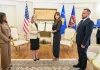 Haxhiu dekoron senatoren Ernst: Kosova do të vazhdojë ta ndërtojë të ardhmen e saj krah Shteteve të Bashkuara të Amerikës