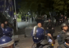 Protestat pas aktgjykimit, shoqërohen në Polici dy persona, njëri ndalohet për 48 orë