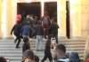 Protestuesit hapin dyert dhe godasin me gurë godinën e Ministrisë së Financave
