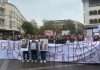 Familjarët e Arlinda Zekajt marrin pjesë në protestën në Pejë