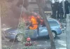 Protestuesit e fusin një veturë në mes të sheshit “Dëshmorët e Kombit” dhe i vënë flakën
