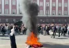 Protesta para Kryeministrisë, digjet “tryeza e dialogut” që e vendosi Rama