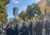 Përshkallëzohet situata te Ministria e Arsimit në Tiranë, protestuesit hedhin molotovë, policia përgjigjet me gaz lotsjellës dhe ujë